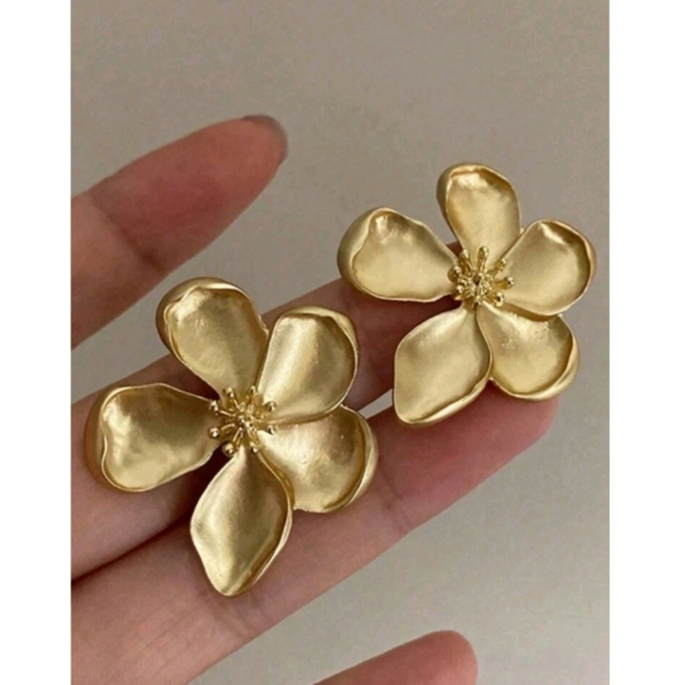 anthropologie Fashion Chic Style Petal Love Flower Gold Earrings - Picture 2 of 3